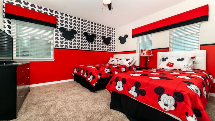 Découvrez la magie d'une chambre sur le thème de Mickey Mouse, où le caractère emblématique prend vie dans un cadre animé et enchanteur.