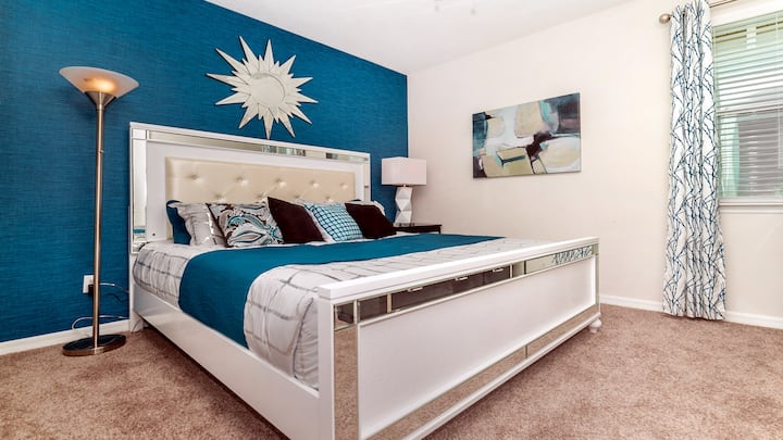 Profitez du confort royal dans la chambre king size, où un lit de luxe occupe le devant de la scène, agrémenté par la commodité d'une télévision stratégiquement placée.