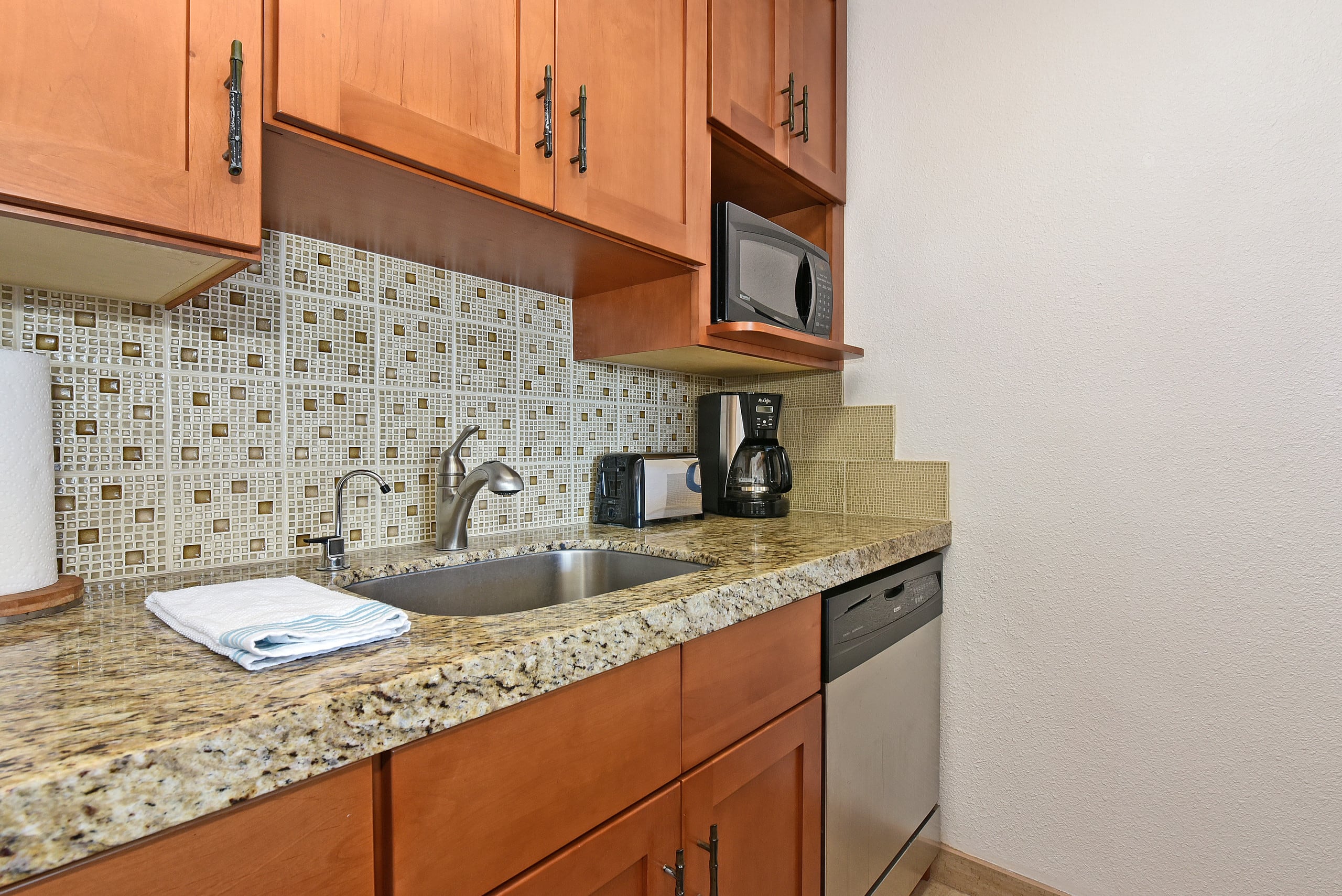 Condo in Wailuku · ★4.66 · 1 bedroom · 2 beds · 1 bath - Image 12
