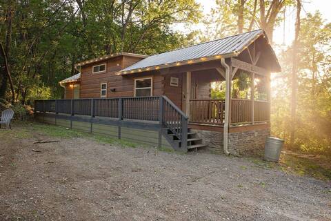 Thomas secluded tiny cabin, hot tub, firepit, more