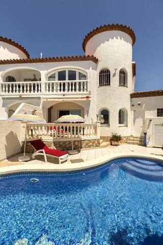 House with 3 bedrooms and pool overlooking the lak