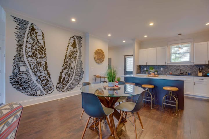 Hot tub | Sleeps 12 | 2Mi to Broadway