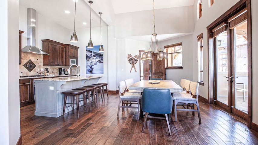 Hyatt Penthouse 456 -The Canyons- Ski in walk out!