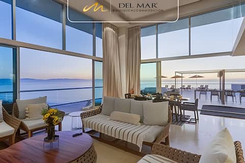 Spacious condo w/ ocean views & pool access