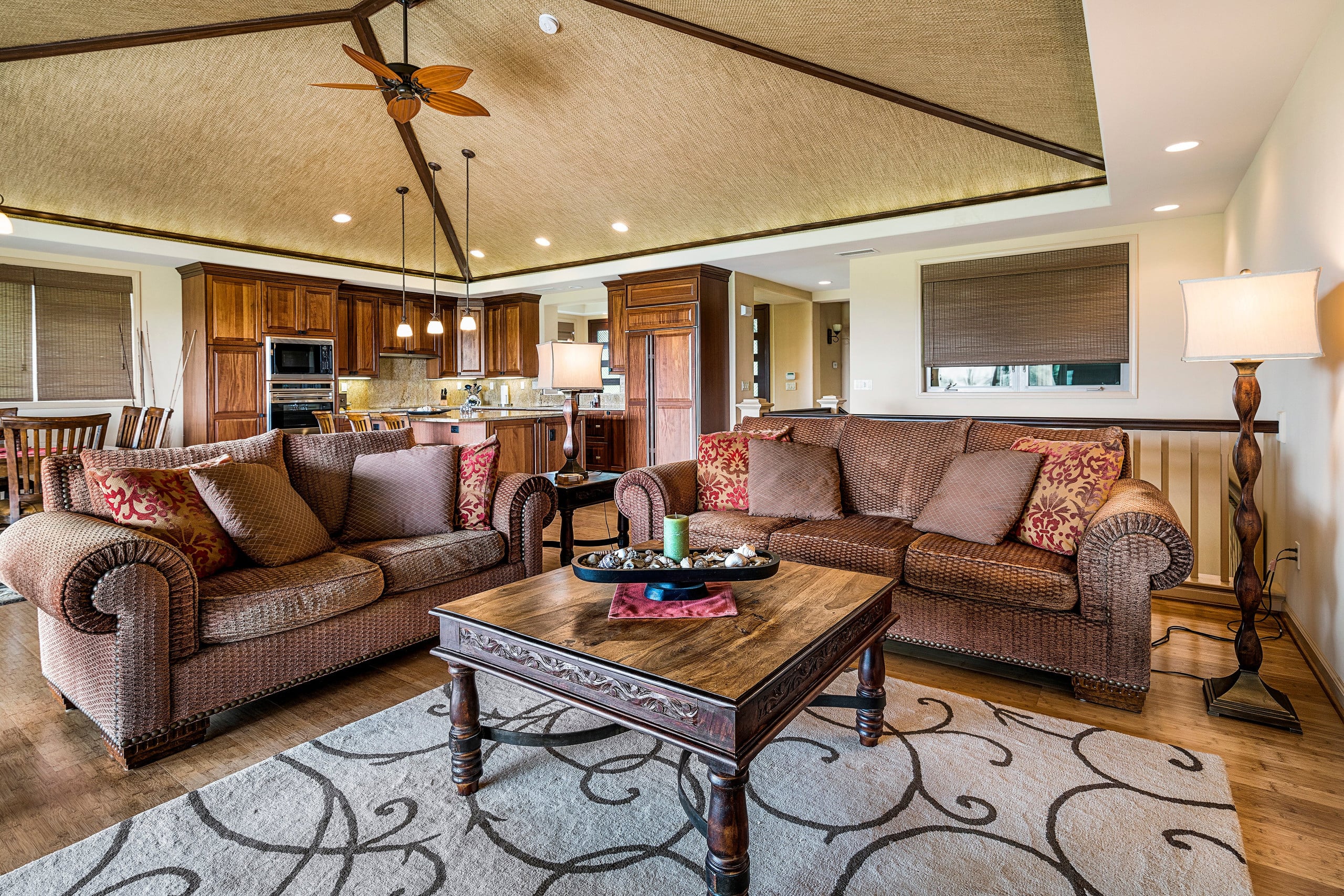 3-Bed w/ Private Pool Dec. - Image 3