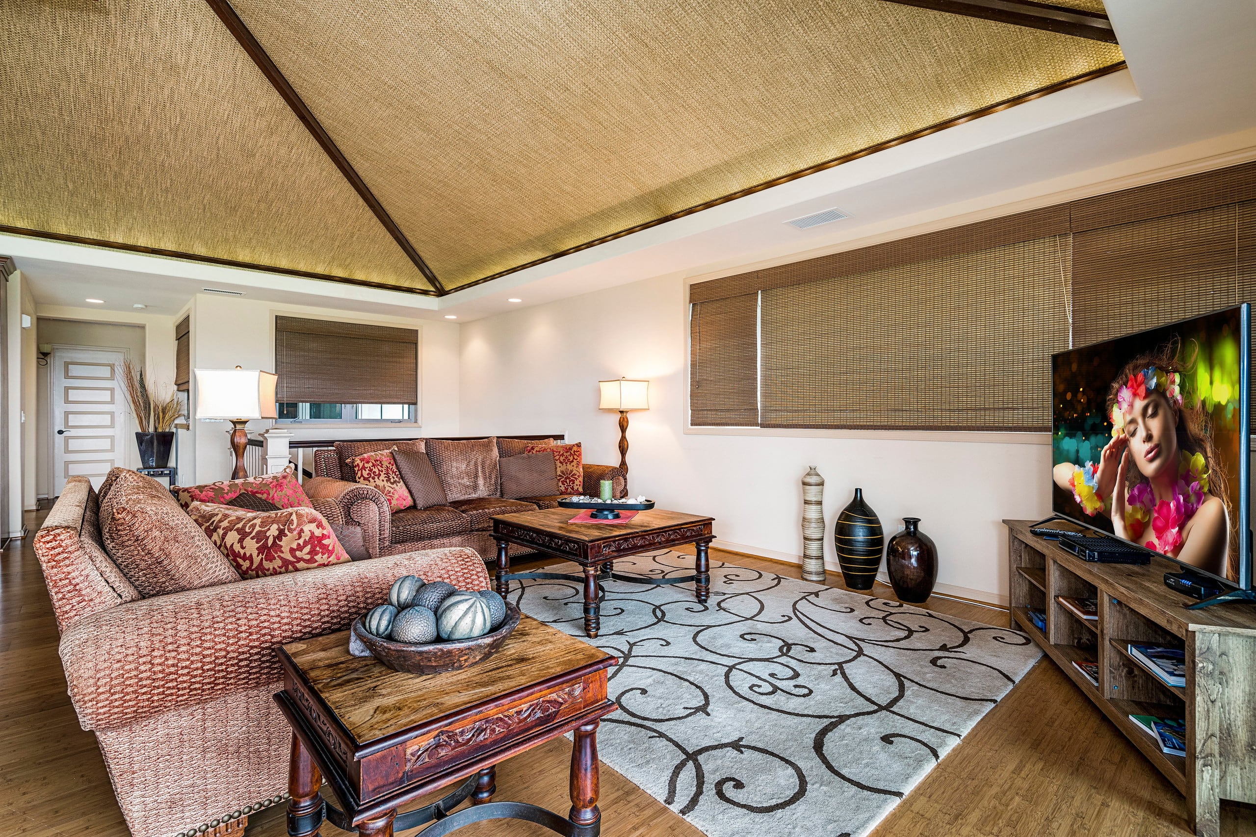 3-Bed w/ Private Pool Dec. - Image 9