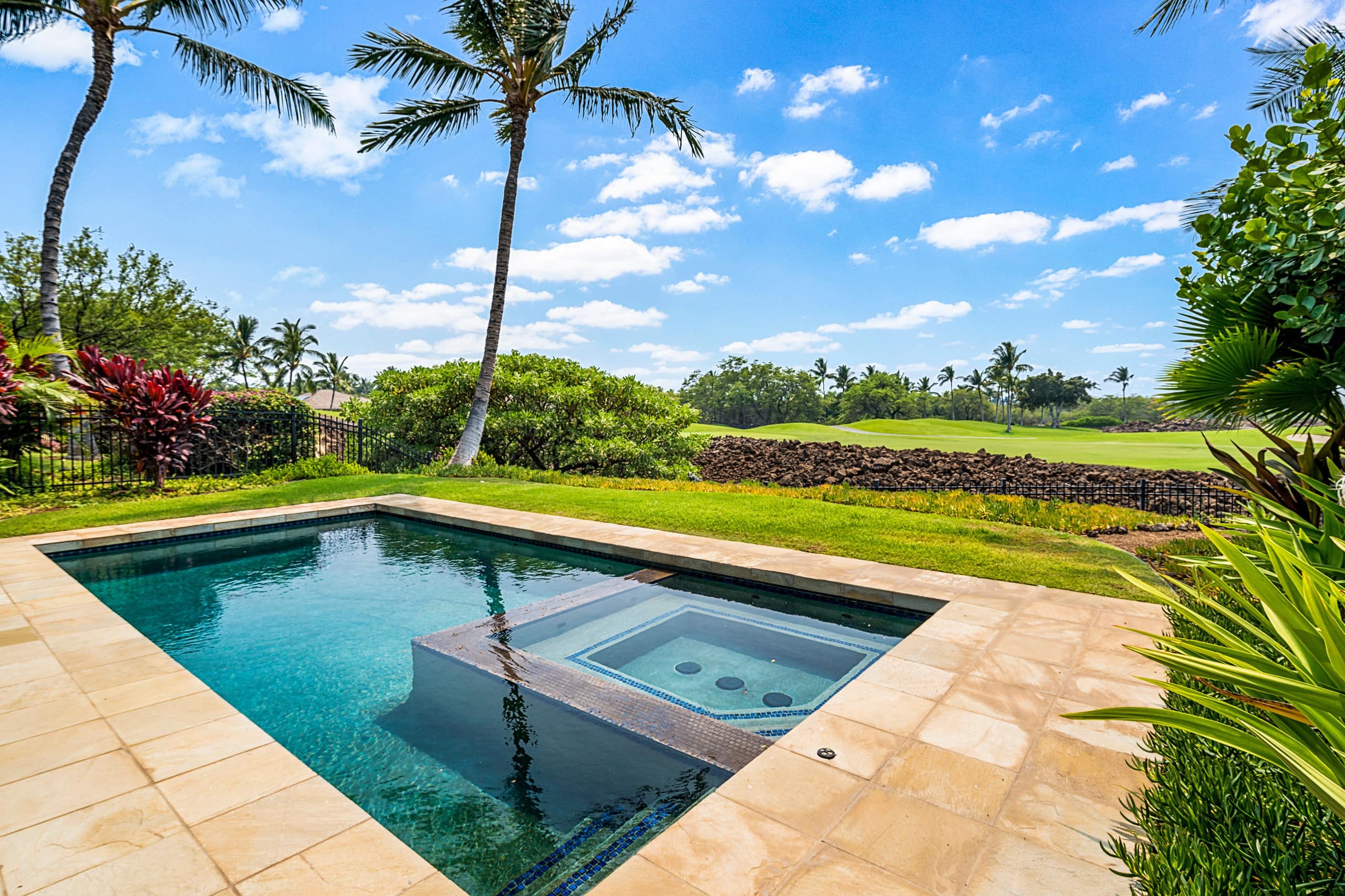 3-Bed w/ Private Pool Dec. - Image 32