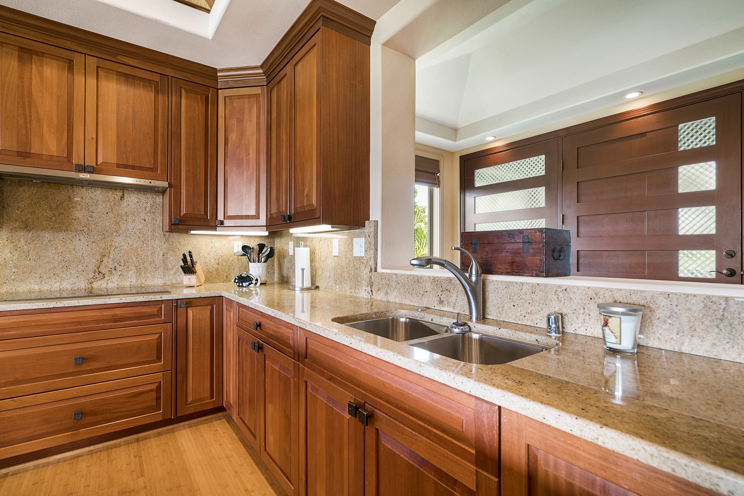 3-Bed w/ Private Pool Dec. - Image 5