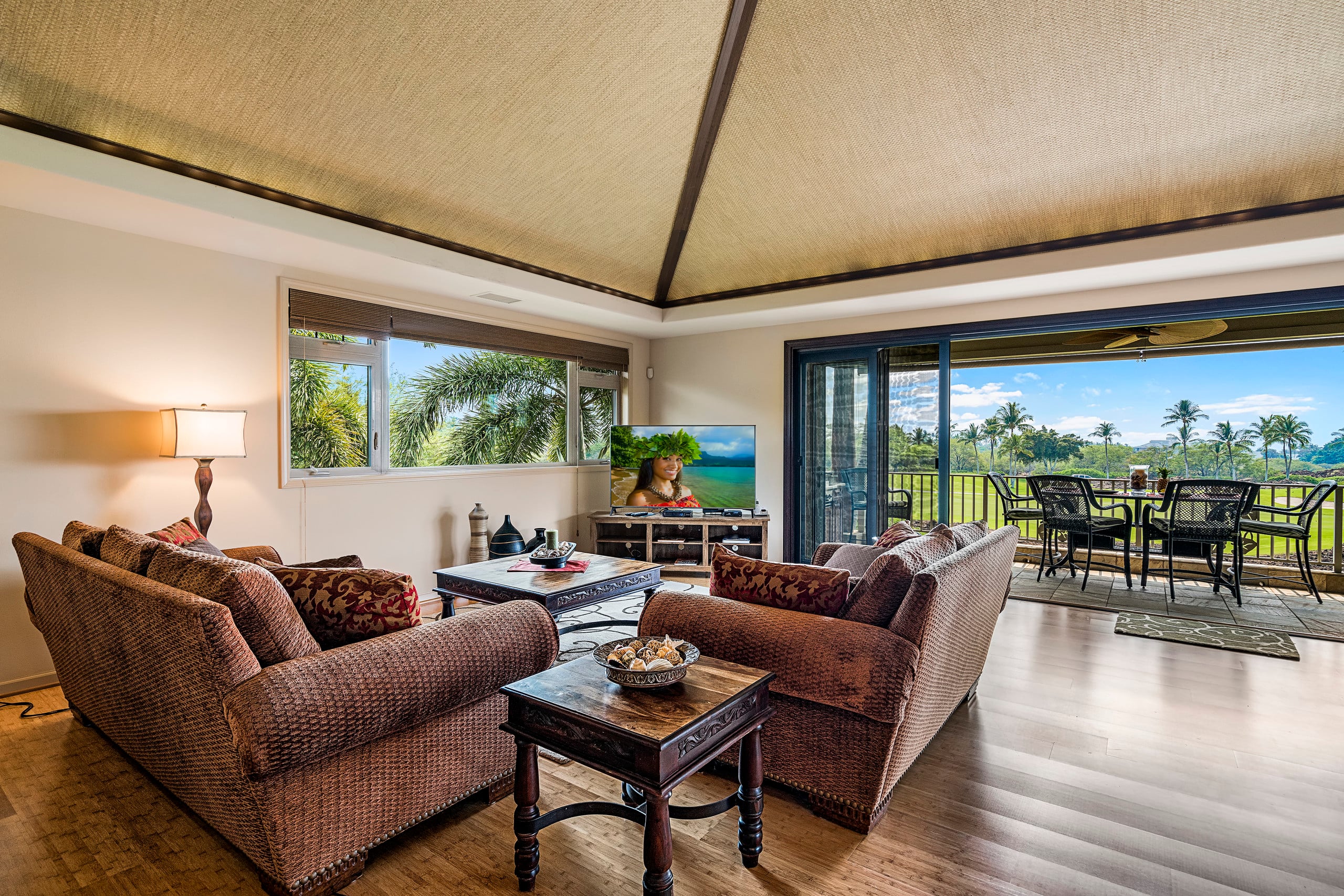 3-Bed w/ Private Pool Dec. - Image 2