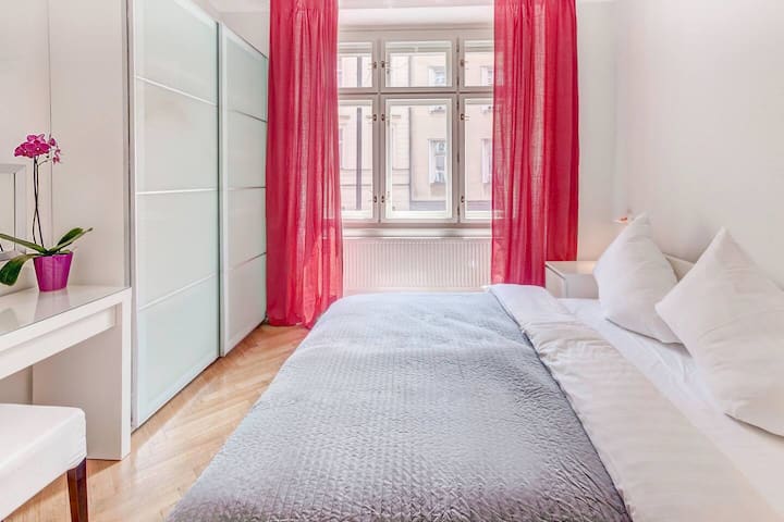 第二间卧室，配备双人床