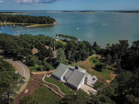 Luxurious Waterfront Home!