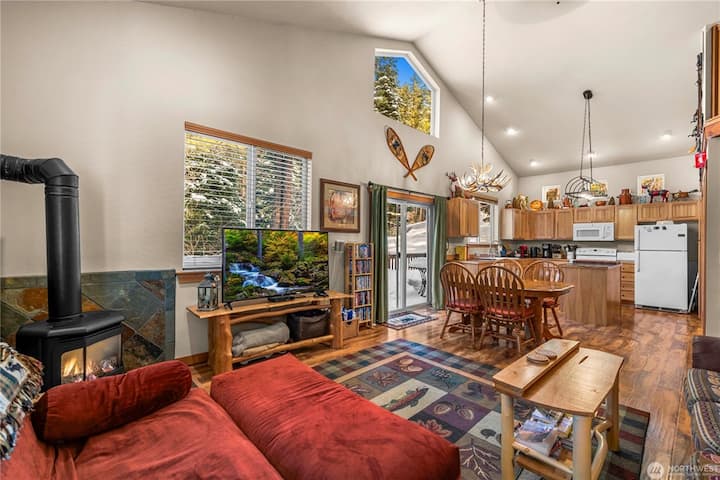 King Bed • Hot Tub • Pet Friendly Retreat - Houses for Rent in