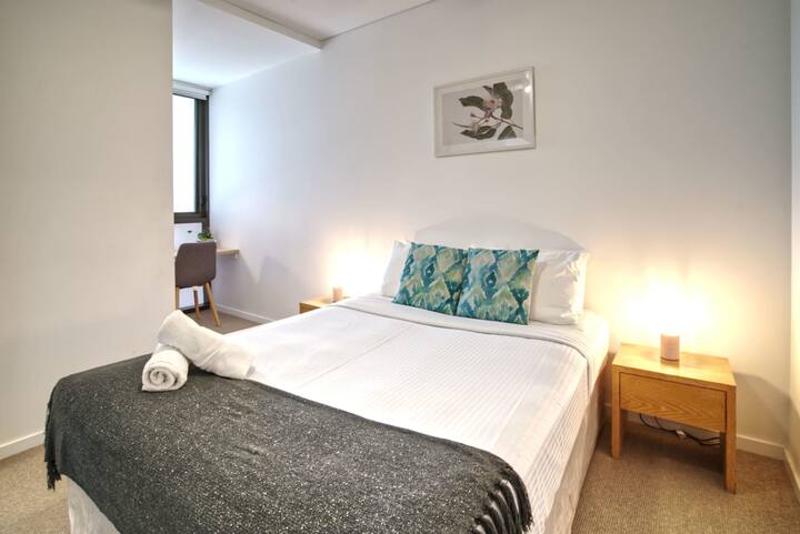 غرفتا النوم واسعتان وتحتويان على خزانات مبنية وأثاث مريح