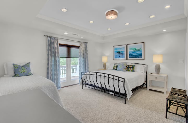 Dhoma e gjumit 5 ka një krevat dopio dhe një krevat dopio.