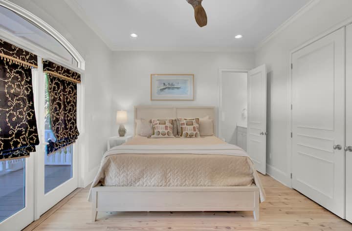 Dhoma e gjumit 6 ka një krevat dopio "queen" dhe banjë ngjitur me dhomën.