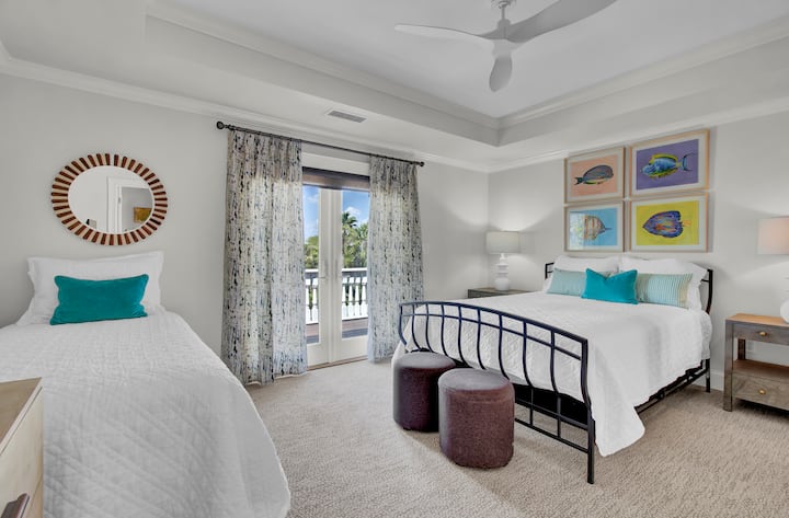 Dhoma e gjumit 4 ka një krevat dopio, një krevat dopio dhe një banjë ngjitur.