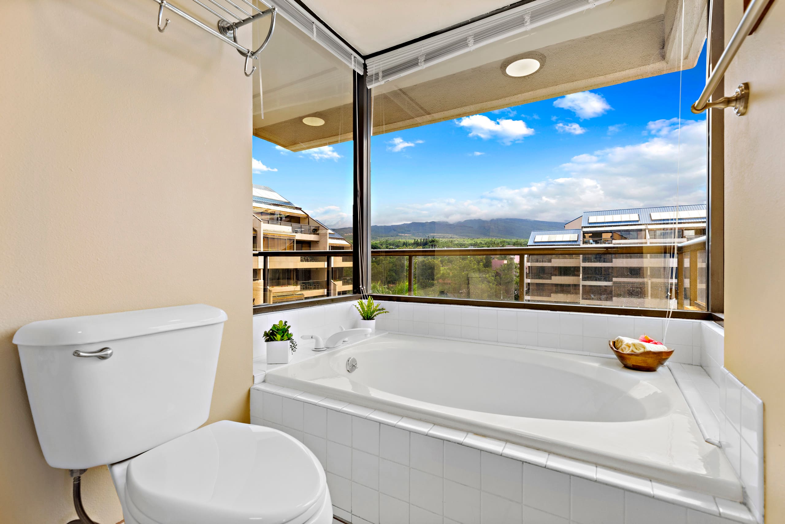 Condo in Lahaina · ★4.71 · 3 bedrooms · 5 beds · 2 private baths - Image 14