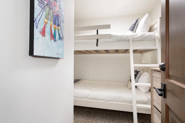 - Den – habitación con literas con literas dobles modernas ideales para viajeros jóvenes. 
- Habitación interior sin ventana diseñada para un descanso tranquilo.
- Cómoda iluminación, diseño inteligente, perfecto para estancias familiares cerca de los centros familiares del centro de la ciudad.
