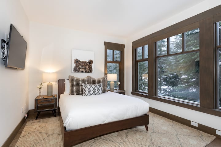 - Dormitorio 2: acogedora habitación queen con grandes ventanales con vistas al bosque nevado. 
- La ropa de cama suave y los tonos tierra cálidos crean un ambiente tranquilo y relajante. 
- Rincón tranquilo del alojamiento que ofrece comodidad durante tu estancia.