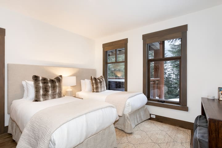 - Habitación 4: diseño dividido con cama king, tonos cálidos y atractivas vistas a la montaña 
- Los textiles suaves y los toques modernos mejoran la comodidad en toda la habitación. 
- Habitación flexible y relajante perfecta para descansar después de un día al aire libre