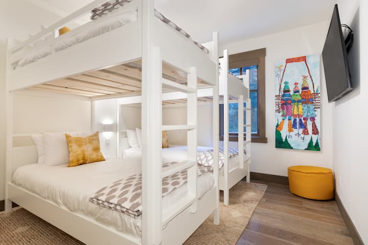 - Dormitorio 3: habitación doble con literas perfecta para familias y grupos más grandes. 
- Diseño limpio con obras de arte brillantes y ropa de cama suave y cálida en todo el alojamiento. 
- Cómodo espacio flexible para dormir diseñado para estancias en grupo fáciles.