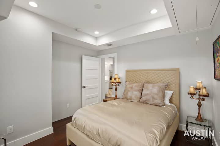 Cama matrimonial con sábanas de lujo personalizadas de calidad hotelera