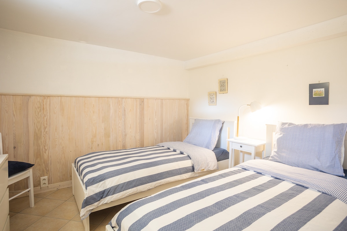 მე-3 საძინებელი პირველ სართულზე ;2 ერთადგილიანი საწოლი 90 *200