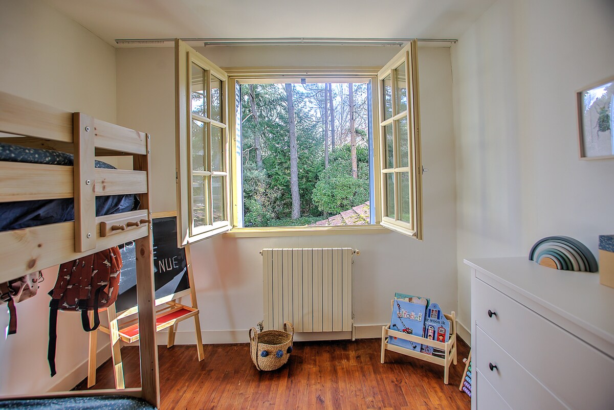 Საბავშვო ოთახი ზედა სართული