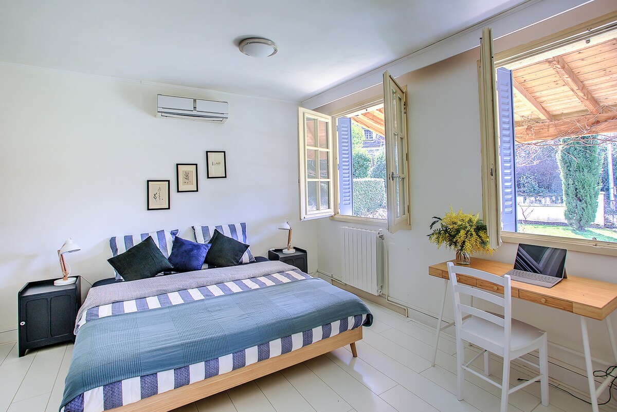 Მთავარი საძინებელი Kingsize საწოლით ზედა სართული