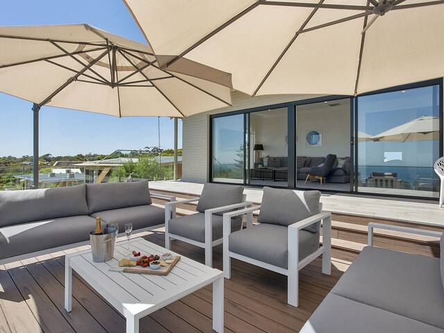 Panorama Bay – Entertaining Deck with Bay Views gallery image 2