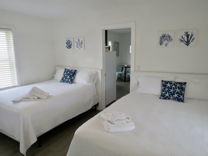 Dormitorio con 2 camas tamaño queen