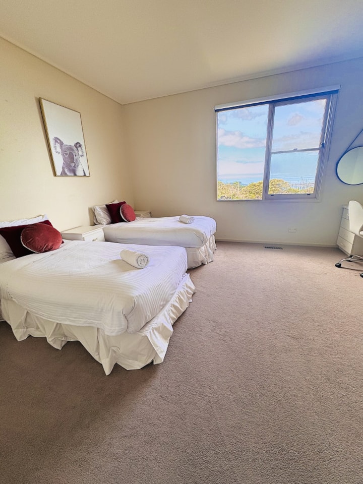 ორი ერთადგილიანი საწოლის მქონე საძინებელი, რომელიც იდეალურია ერთი ღამით სტუმრობისთვის 