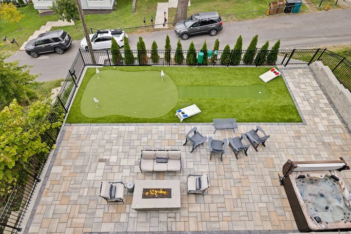 2mi Downtown • Hot Tub • Balcony • 4 King Beds