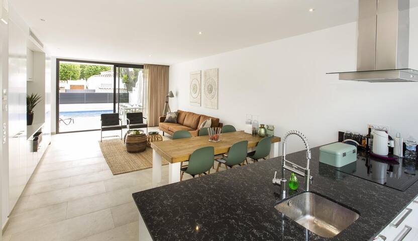 Modern house with 3 bedrooms and swimming pool gallery image 3