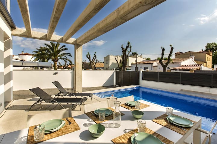 Modern house with 3 bedrooms and swimming pool