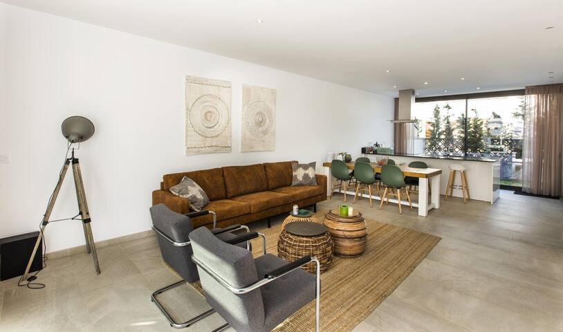 Modern house with 3 bedrooms and swimming pool gallery image 4