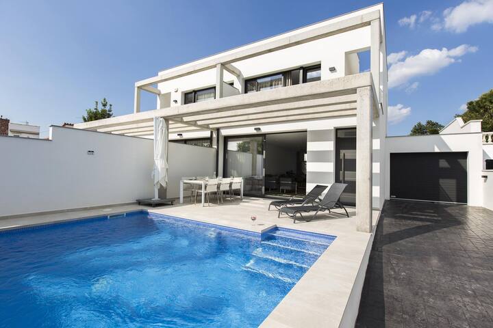 Modern house with 3 bedrooms and swimming pool gallery image 2