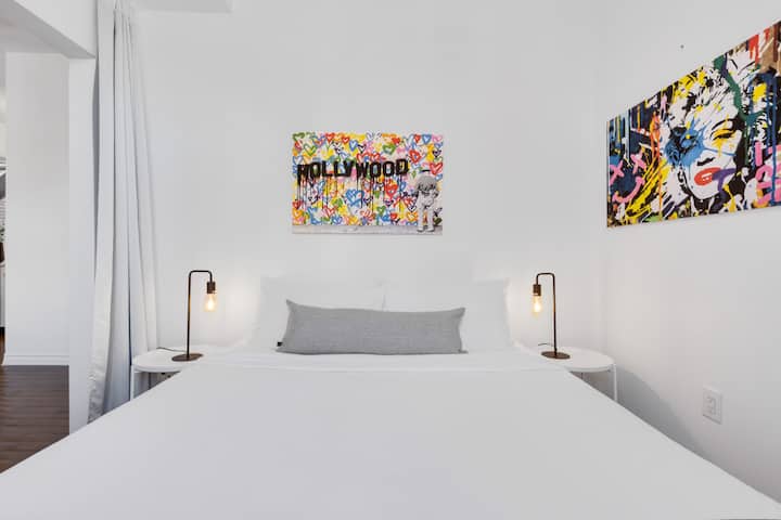 חדר שינה: כולל מיטת קווין סייז עם מזרן קצף מפואר.