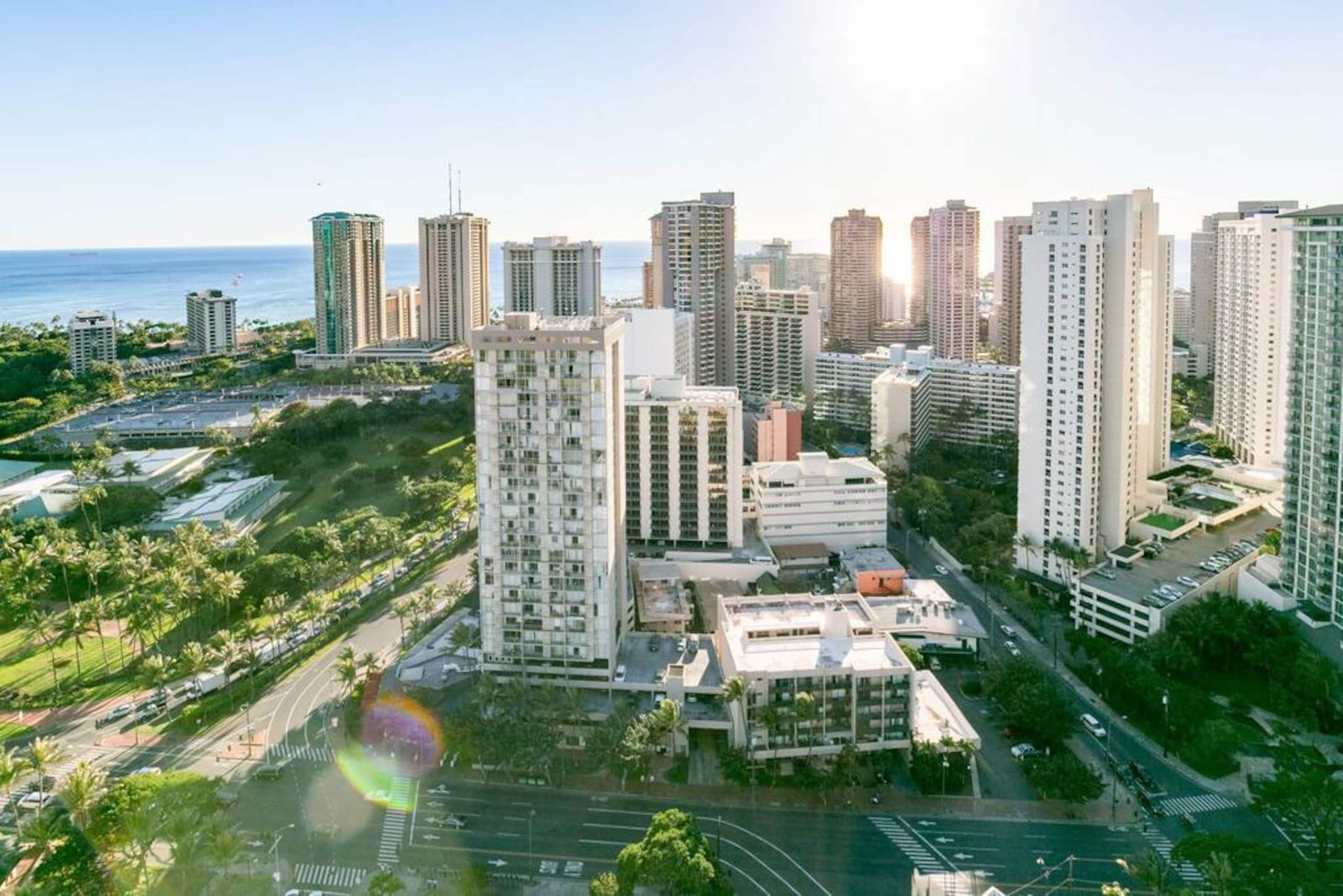 Condo in Honolulu · ★4.36 · 2 bedrooms · 4 beds · 2 private baths - Image 16