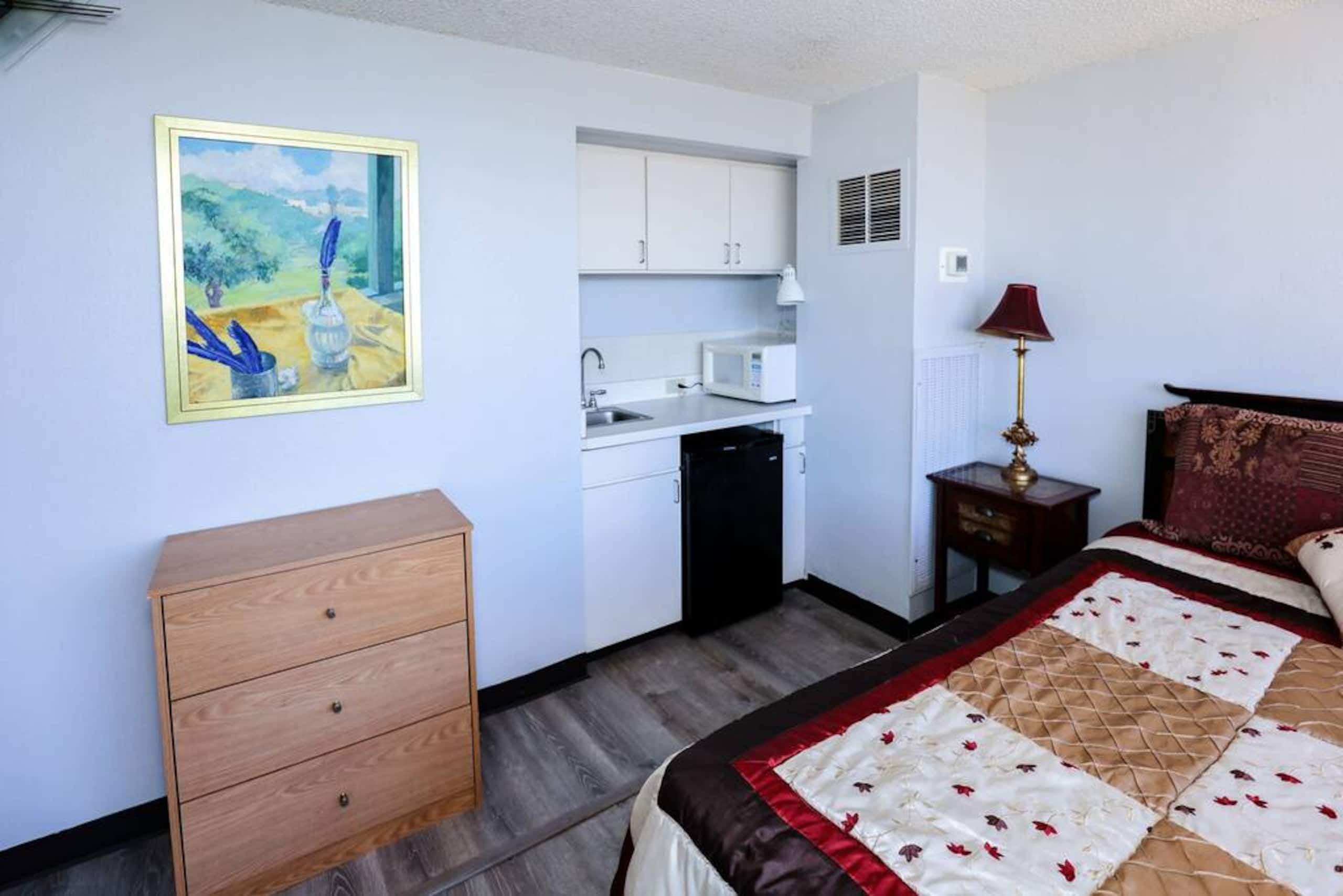 Condo in Honolulu · ★4.36 · 2 bedrooms · 4 beds · 2 private baths - Image 3
