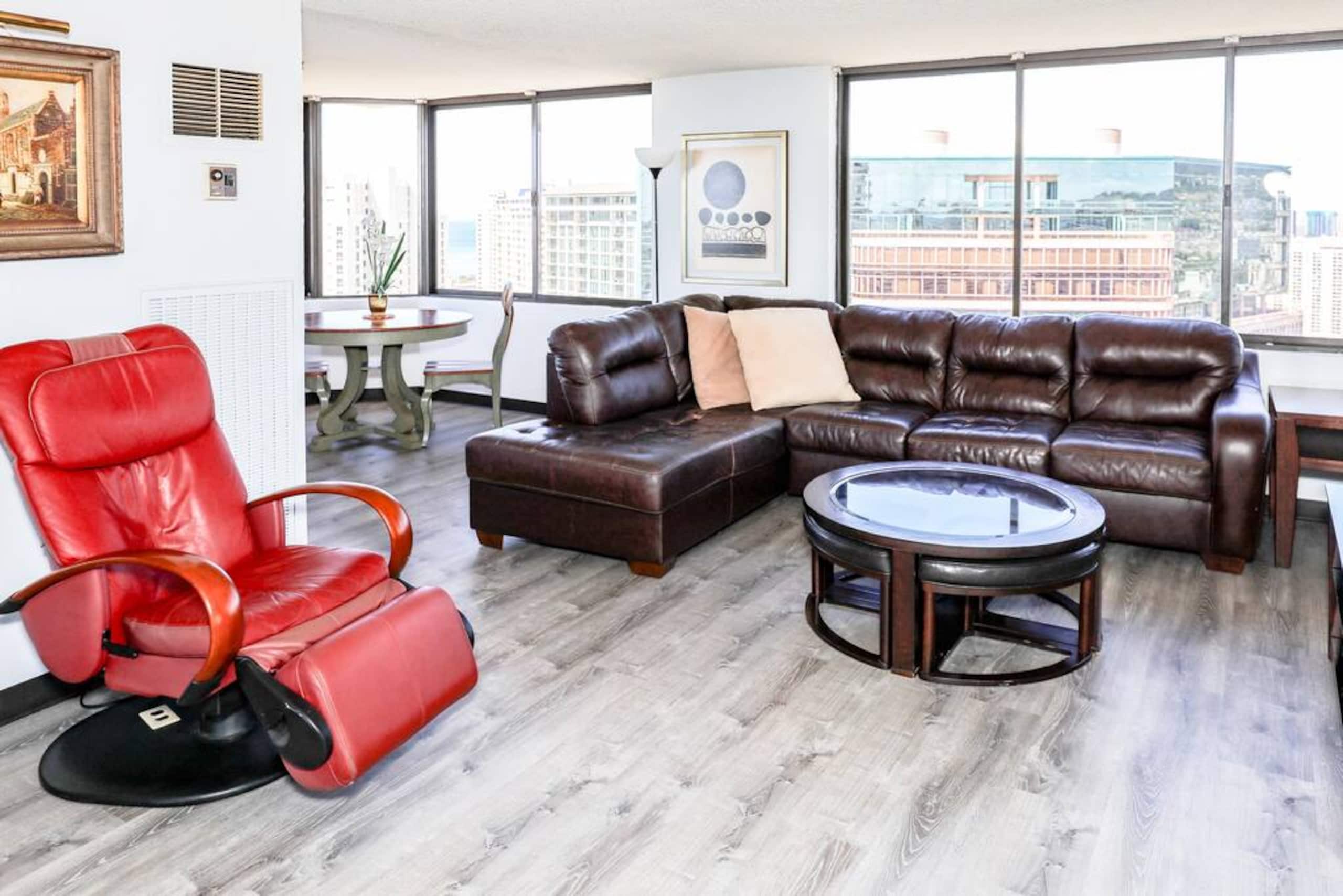 Condo in Honolulu · ★4.36 · 2 bedrooms · 4 beds · 2 private baths - Image 13