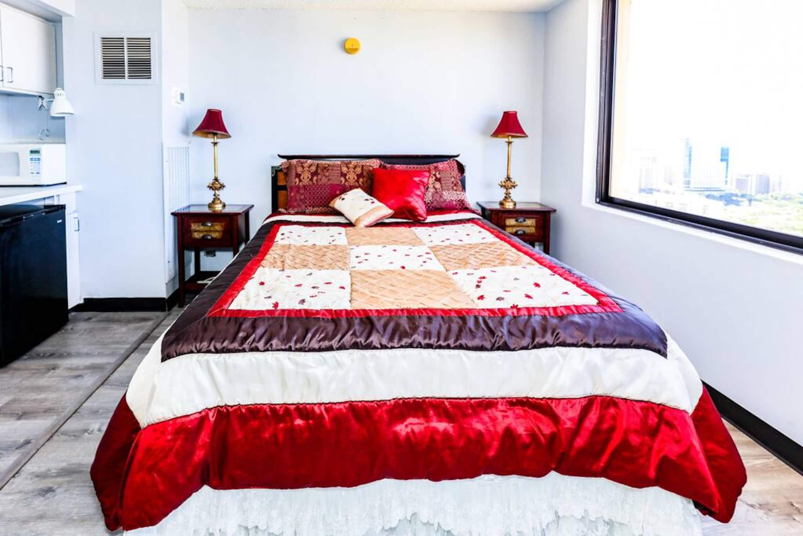 Condo in Honolulu · ★4.36 · 2 bedrooms · 4 beds · 2 private baths - Image 9