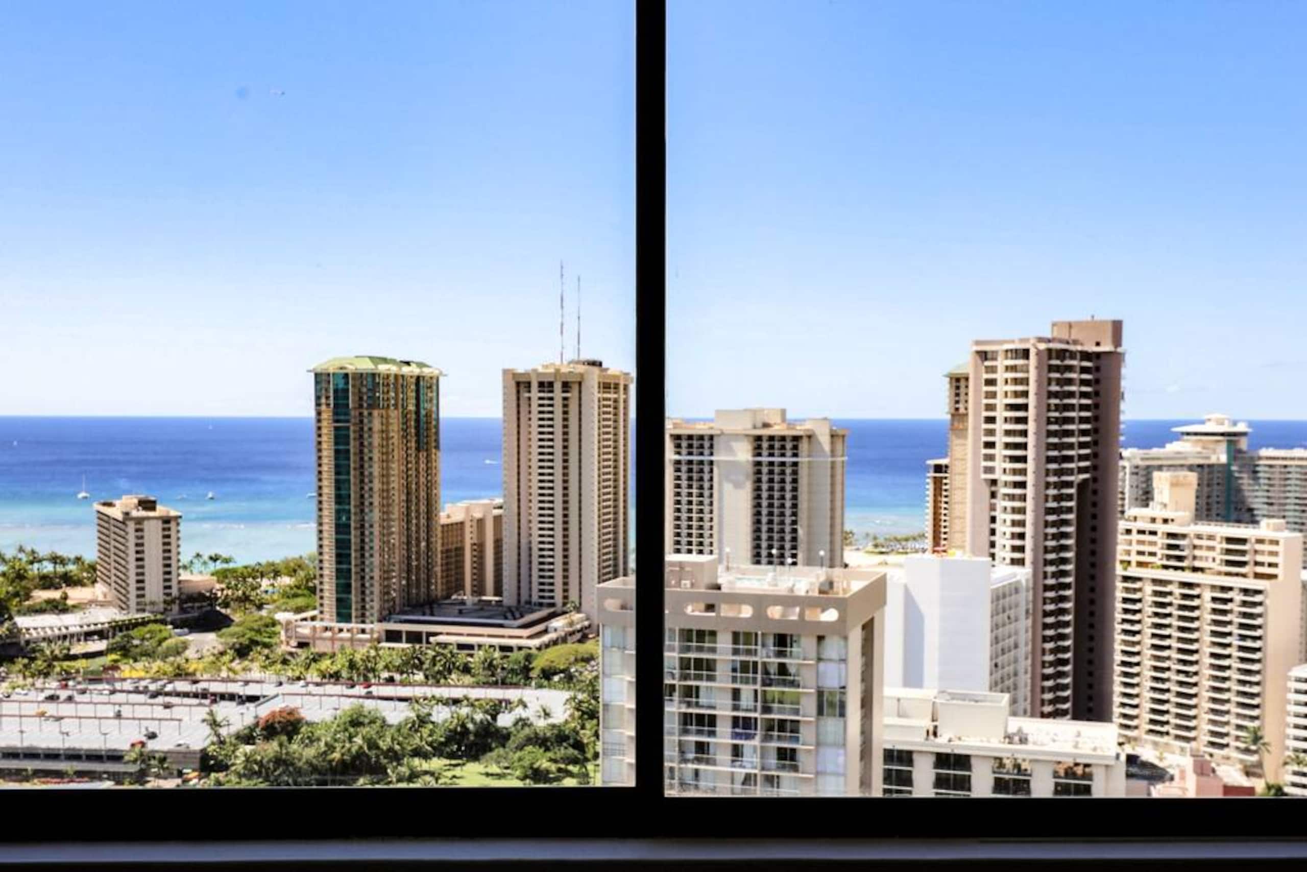 Condo in Honolulu · ★4.36 · 2 bedrooms · 4 beds · 2 private baths - Image 5
