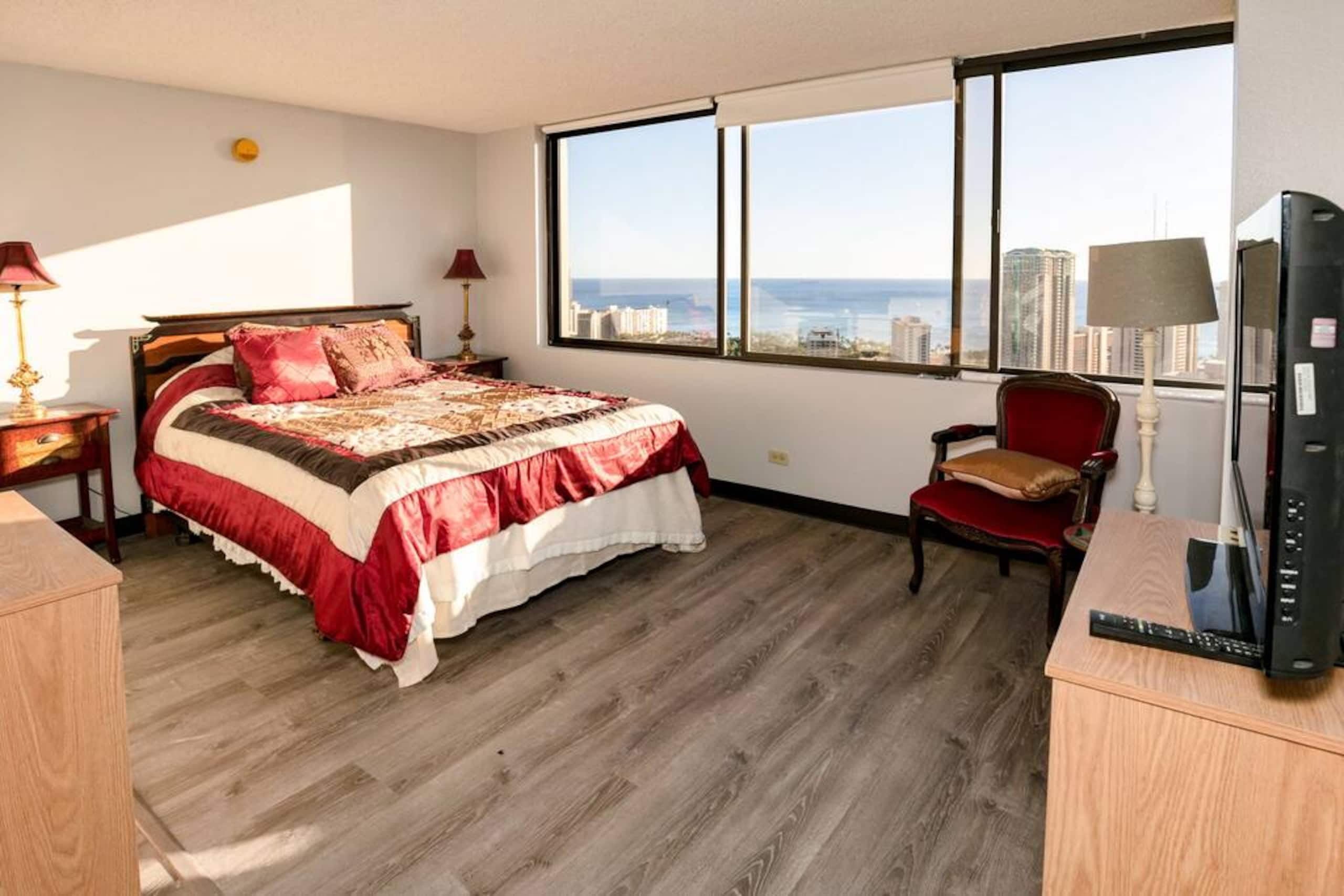 Condo in Honolulu · ★4.36 · 2 bedrooms · 4 beds · 2 private baths - Image 12