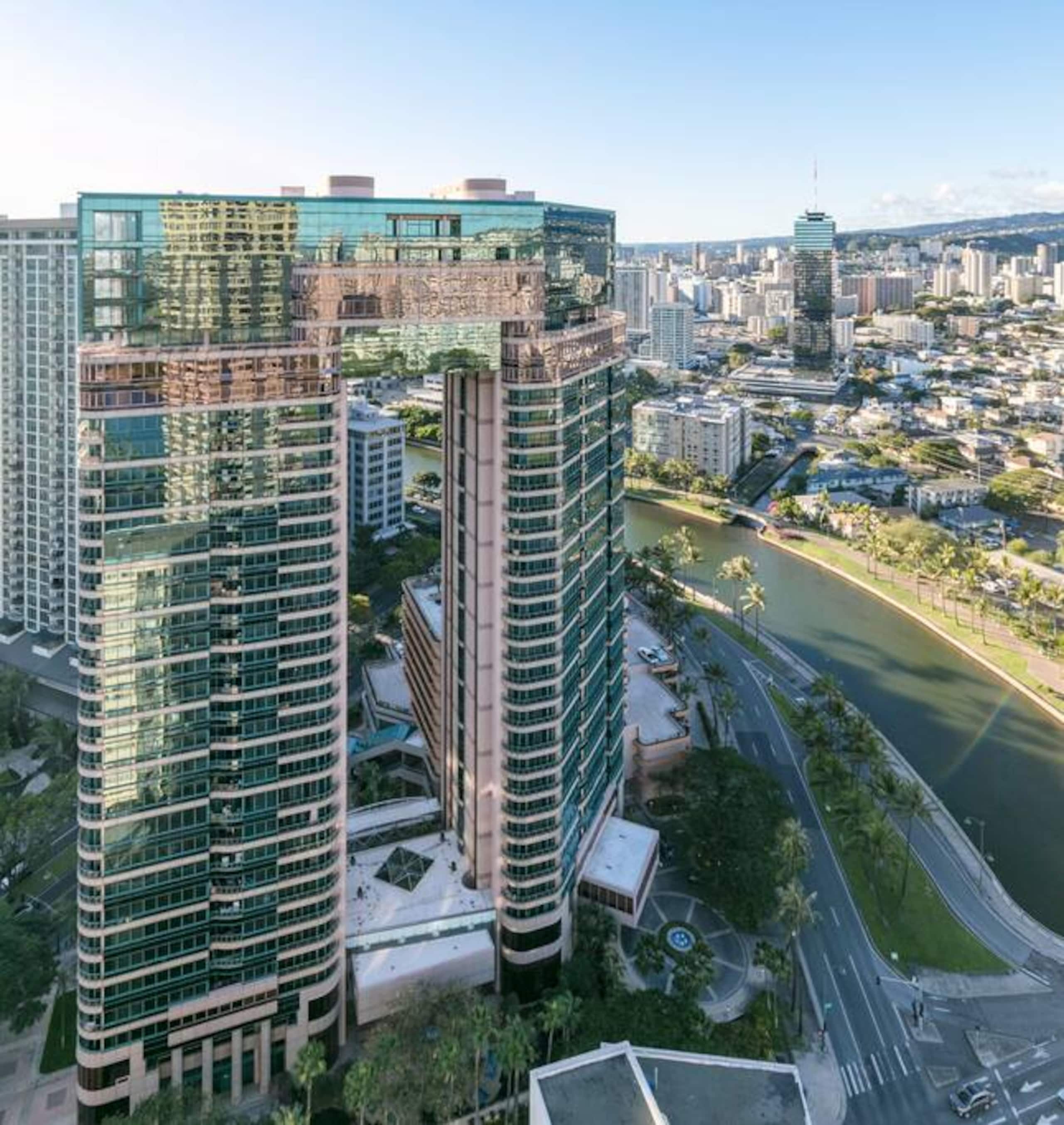 Condo in Honolulu · ★4.36 · 2 bedrooms · 4 beds · 2 private baths - Image 10