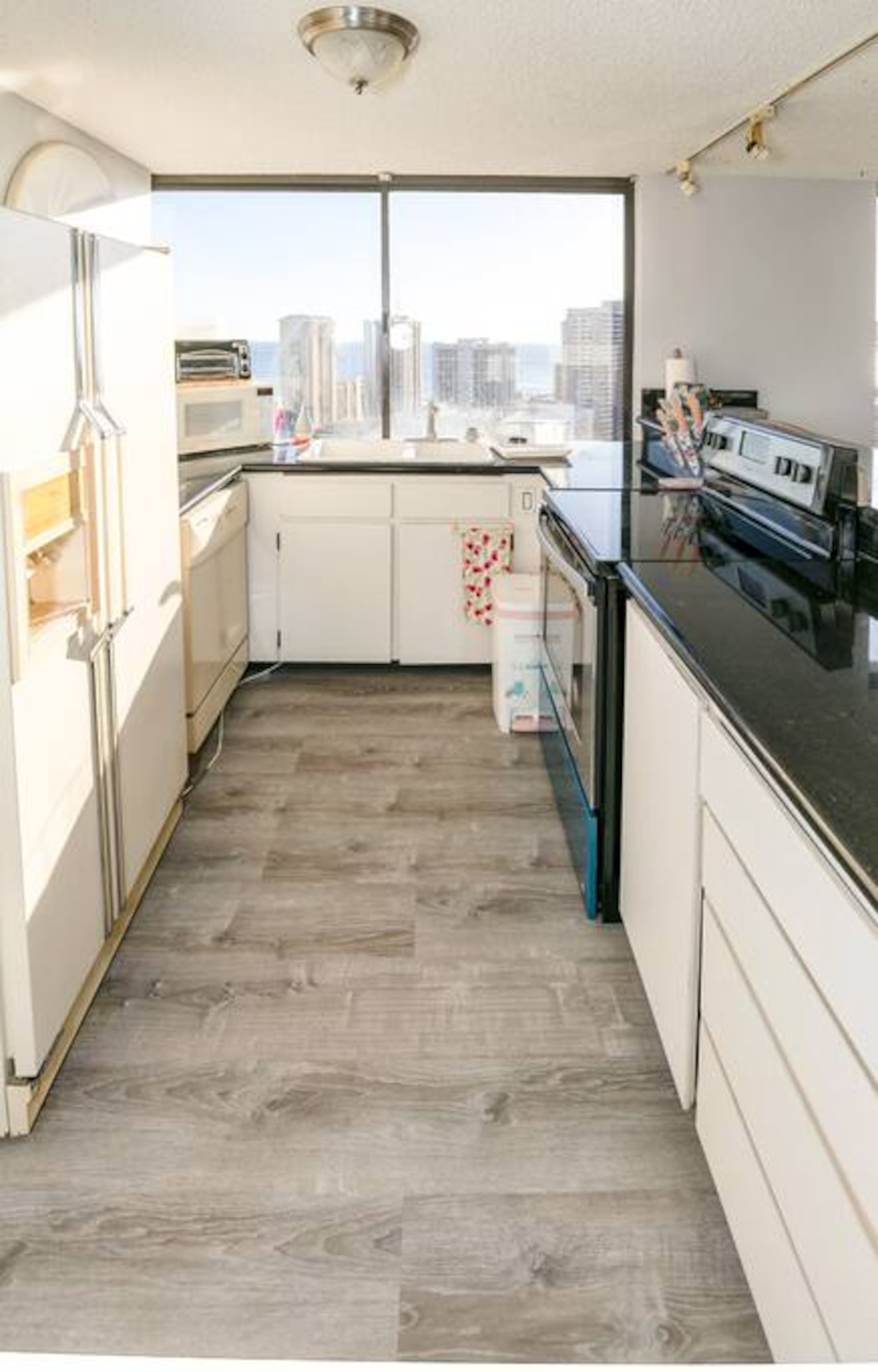 Condo in Honolulu · ★4.36 · 2 bedrooms · 4 beds · 2 private baths - Image 8