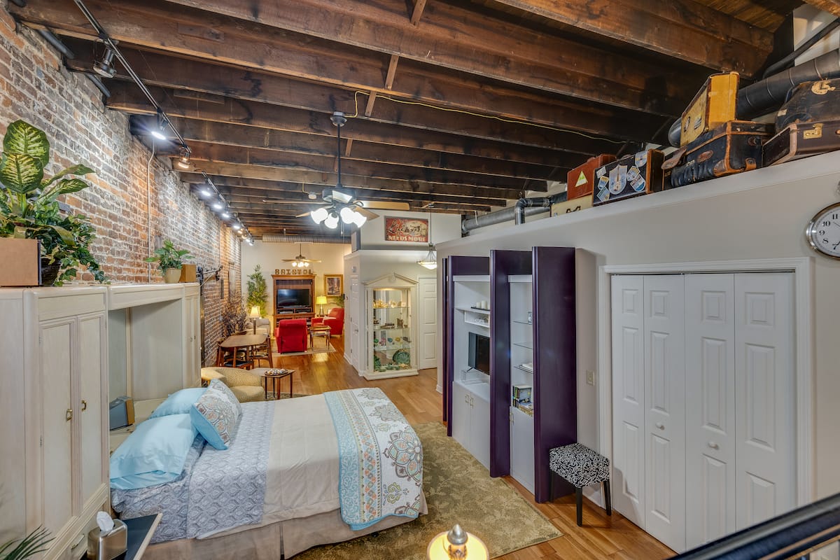 Unwind Vacation Rentals Image