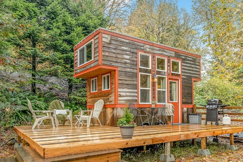 Lofted & Awesome! Waterfront Tiny Home w/ BBQ