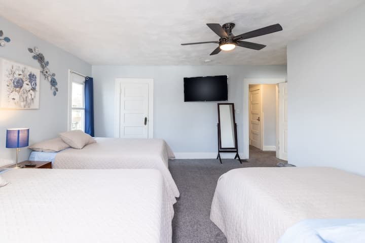 2 veľké manželské postele a plná izba