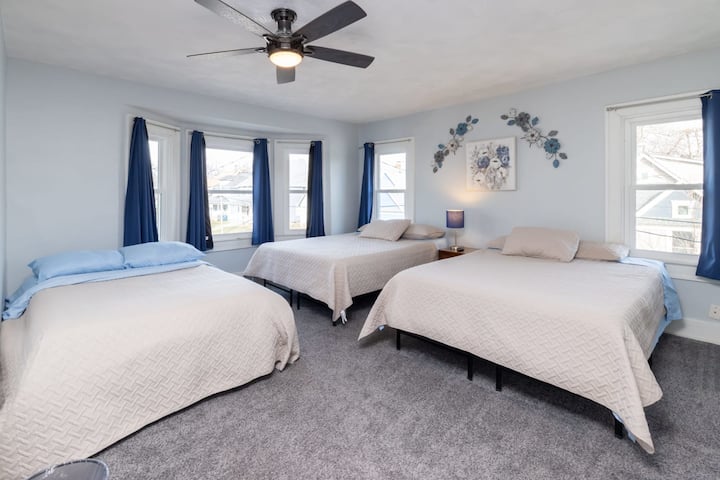 2 veľké manželské postele a plná izba